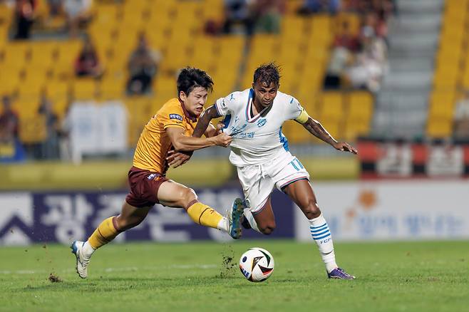 광주축구전용구장/ K리그1/ 광주FC vs 포항스틸러스/ 광주 김호진, 포항 완델손/ 경합/ 사진 김재훈