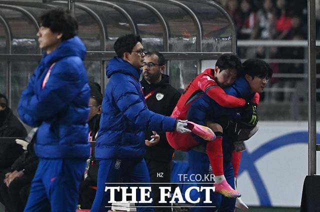 대한민국과 오만의 2026 FIFA 북중미 월드컵 3차 예선전이 20일 오후 경기 고양시 고양종합운동장에서 열린 가운데 이강인이 후반 부상으로 경기장을 벗어나고 있다/고양종합운동장=박헌우 기자