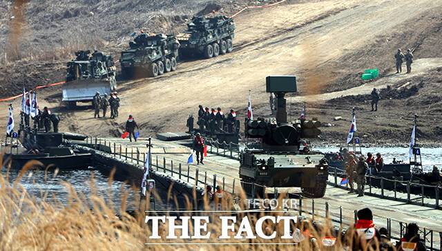 한미 연합 제병협동 도하훈련이 20일 경기 연천군 임진강 일대 석은소 훈련장에서 열린 가운데 대공무기 천마가 연합부교를 건너고 있다. /사진공동취재단