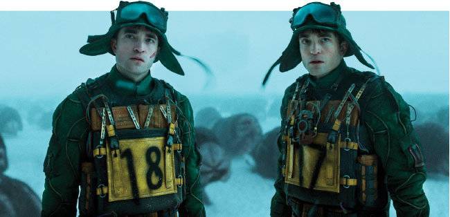 로버트 패틴슨이 연기하는 미키17과 미키18. 모습은 똑같지만 성격이 다르다는 점도 관람 포인트 중 하나다.