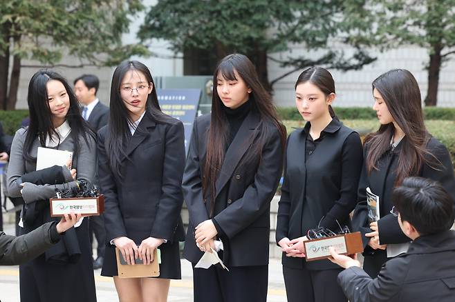 그룹 뉴진스(왼쪽부터 하니, 민지, 혜인, 해린, 다니엘)가 지난 7일 서울 서초구 서울중앙지방법원에서 어도어 측이 멤버들을 상대로 제기한 ‘기획사 지위보전 및 광고계약 체결 등 금지’ 가처분 첫 심문기일을 마친 후 취재진 질문에 답하고 있다. /뉴스1