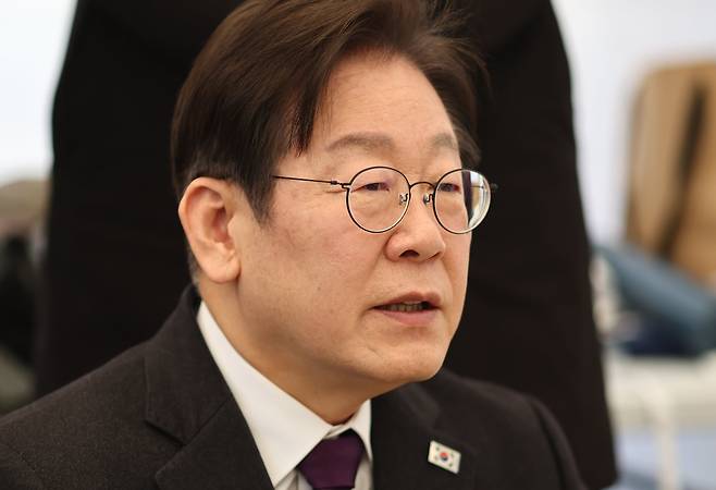 이재명 더불어민주당 대표가 21일 서울 종로구 광화문 인근 윤석열즉각퇴진·사회대개혁 비상행동단식농성장을 찾았다. /뉴스1