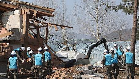 경기도 포천에서 공군이 오폭사고로 피해를 입은 민가의 복구작업을 돕고 있다. 연합뉴스 제공.