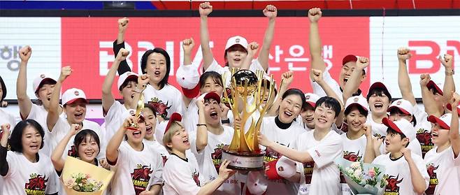 여자프로농구(WKBL) BNK 선수들이 20일 부산사직체육관에서 열린 2024∼2025시즌 챔피언결정전 3차전 안방경기에서 우리은행을 55-54로 꺾고 우승한 뒤 트로피를 들어올리며 환호하고 있다. 박정은 BNK 감독(트로피 오른쪽)은 여성 사령탑 최초로 챔프전 우승 트로피에 입을 맞췄다. 선수 시절 5차례 챔프전 우승을 차지했던 박 감독은 사상 처음 선수와 감독으로 모두 챔프전에서 우승하는 기록도 썼다. 부산=뉴시스