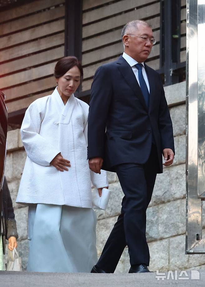 정의선 현대자동차그룹 회장이 20일 고(故) 정주영 창업자(명예회장) 24주기 제사에 참석하기 위해 서울 종로구 청운동 정 명예회장 자택에 들어가고 있다. 뉴시스