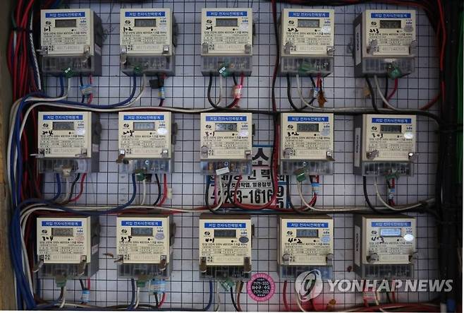 내년 1분기 전기·가스요금 인상안 오늘 발표 (서울=연합뉴스) 김도훈 기자 = 정부가 내년 1분기에 적용할 전기 및 가스요금 조정안을 발표할 예정인 30일 오전 서울 시내의 한 다세대주택 전기 계량기 모습. 이창양 산업통상자원부 장관은 이날 오전 정부서울청사에서 내년 1분기 전기·가스요금 조정안을 발표할 예정이다. 2022.12.30 superdoo82@yna.co.kr (끝)