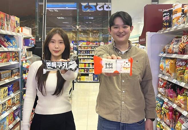 모델들이 GS25에서 론칭한 쫀득쿠키와 꿀젤리모나카 2종을 선보이고 있다. GS25 제공