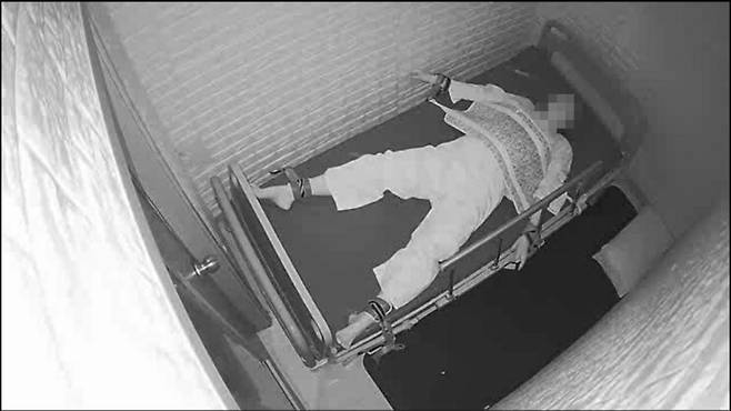 지난해 5월27일 부천 더블유(W)진병원에서 33살 여성 환자인 박아무개씨가 손과 발, 가슴까지 5포인트 강박 된 채 누워있다. 시시티브이 영상 갈무리
