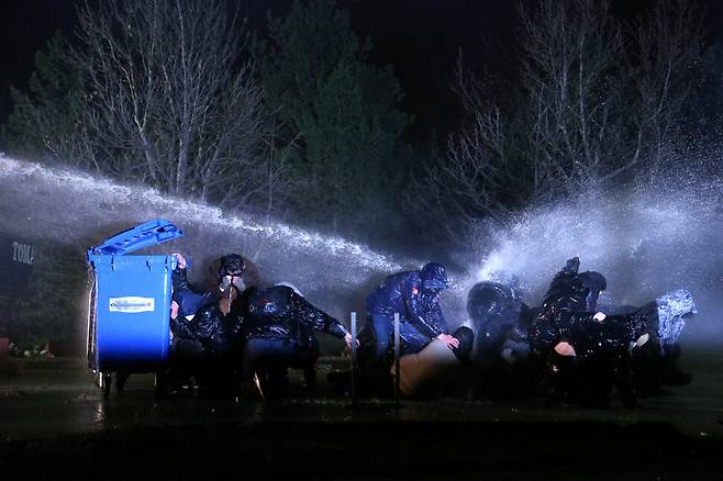 튀르키예 경찰이 20일(현지시각) 앙카라에서 이스탄불 시장 에크렘 이마모글루의 구금에 항의하는 시위대를 해산시키기 위해 물대포를 쏘고 있다. 앙카라/로이터 연합뉴스