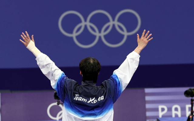 지난해 8월 프랑스 파리 그랑 팔레에서 2024 파리올림픽 태권도 여자 +67kg급 메달 시상식이 열리고 있다 . 한국일보 자료사진