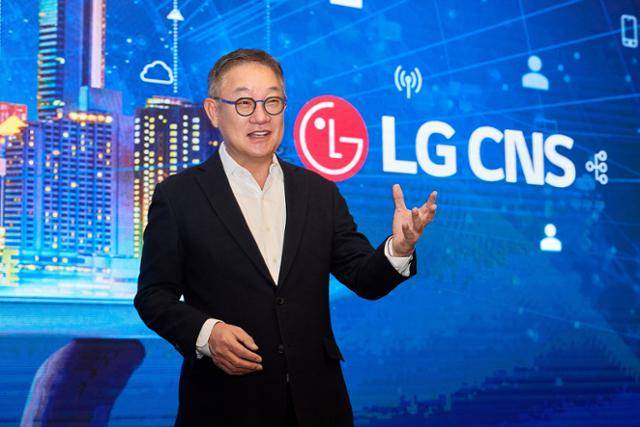 현신균 LG CNS 최고경영자(CEO) 사장이 2025년 1월 서울 여의도에서 열린 기업공개 기자간담회에서 LG CNS에 대한 미래 비전을 밝히고 있다. LG CNS 제공