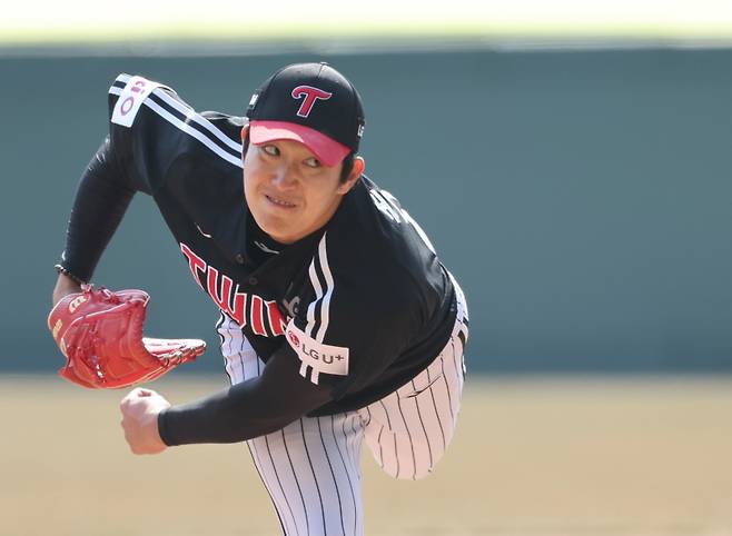 16일 오후 인천SSG랜더스필드에서 열린 2025 KB0리그 SSG랜더스와 LG트윈스의 프로야구 시범경기에서 선발 손주영이 4회 역투하고 있다. 인천=김민규 기자 mgkim1@edaily.co.kr /2025.03.16/