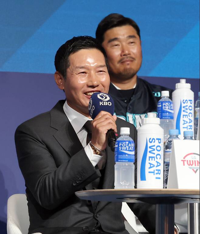 20일 오후 서울 잠실 롯데호텔월드에서 열린 2025 신한 SOL Bank KBO 미디어데이&팬페스트. LG 염경엽 감독이 취재진들의 질문에 답하고있다. 잠실=정시종 기자 capa@edaily.co.kr /2025.03.20.