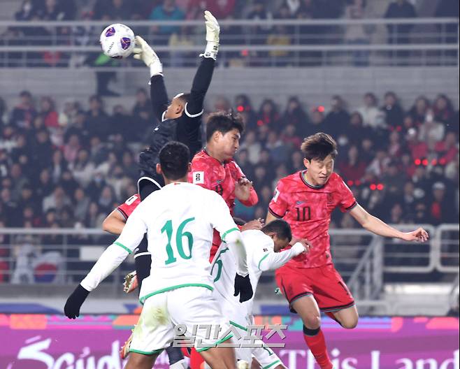 2026 FIFA 북중미 월드컵 아시아지역 3차 예선 B조 조별리그 7차전 대한민국과 오만의 경기가 20일 오후 경기 고양시 고양종합운동장에서 열렸다. 상대 문전으로 쇄도한 주민규와 이재성에 앞서 오만 골키퍼가 센터링된 공을 쳐내고 있다.고양=김민규 기자 mgkim1@edaily.co.kr /2025.03.20/