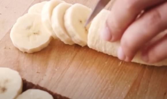 바나나를 슬라이스해서 냉동고에 넣으면 3~6개월은 보관할 수 있다. 사진은 썰린 바나나. [사진=유튜브 '지식한상']