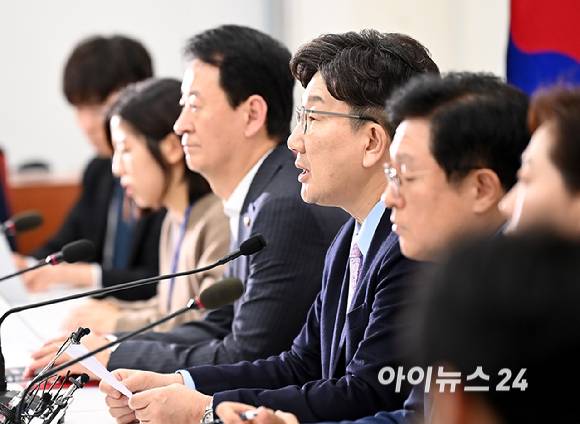 권성동 국민의힘 원내대표가 21일 오후 서울 여의도 국회에서 최상목 대통령 권한대행 부총리 겸 기획재정부 장관의 탄핵소추안 관련 기자회견을 하고 있다. [사진=곽영래 기자]