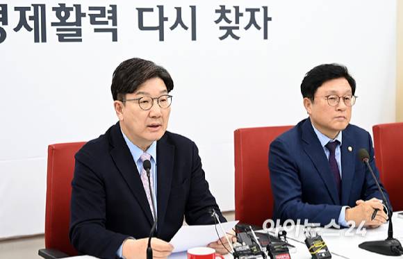 권성동 국민의힘 원내대표가 21일 오후 서울 여의도 국회에서 최상목 대통령 권한대행 부총리 겸 기획재정부 장관의 탄핵소추안 관련 기자회견을 하고 있다. [사진=곽영래 기자]