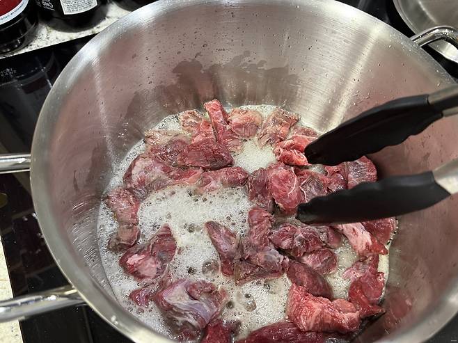 ▲ 먼저 주재료를 볶아줍니다