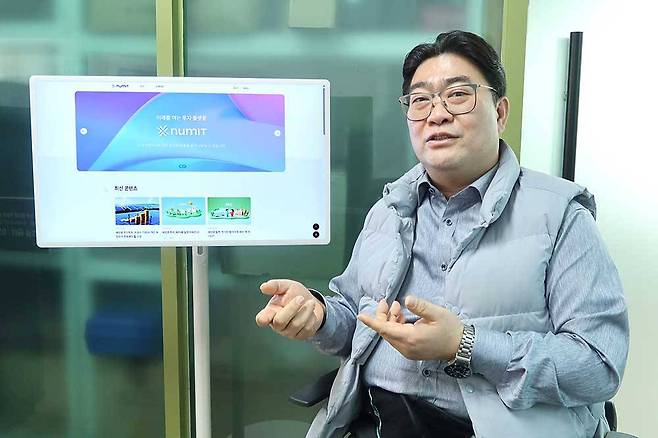 뉴밋과 IXO에 대해 설명하는 김형준 대표 / 출처=IT동아