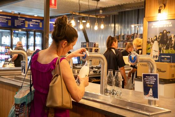 마켓에서 우유를 사는 현지인. 최승표 기자, [사진 호주관광청]