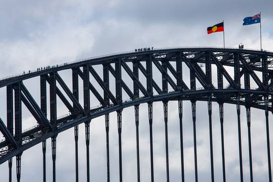 시드니 하버브리지를 등반하는 사람들. 최승표 기자, [사진 호주관광청]