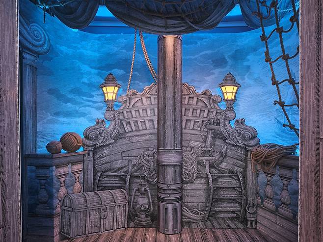 보물섬을 연상시키는 전시 공간. 배경이 되는 그림 또한 일러스트 작가 다비드 베가 완성했다. 사진 반클리프 아펠