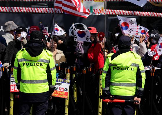 윤석열 대통령 탄핵 심판 선고가 임박한 19일 서울 종로구 헌법재판소 건너편에서 탄핵에 반대하는 시민들이 구호를 외치고 있다. 장진영 기자