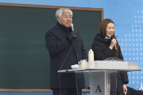 전광훈 사랑제일교회 목사가 16일 서울 세종로사거리 인근에서 열린 광화문 주일예배에서 설교하고 있다. 연합뉴스