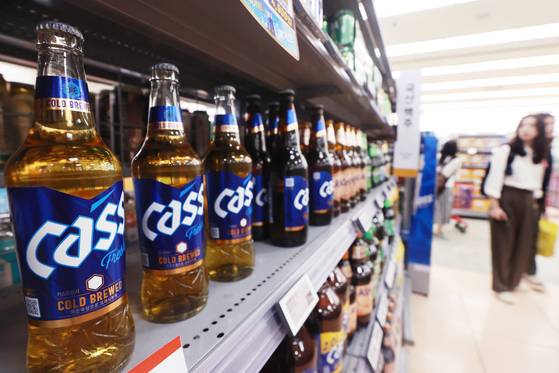 오비맥주가 카스를 비롯한 주요 맥주 제품의 공장 출고 가격을 다음 달 1일부터 평균 2.9% 인상한다. 서울 시내 한 대형마트에 진열된 맥주. 연합뉴스