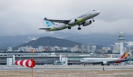 제주국제공항에서 여객기가 이륙하고 있다. 뉴시스