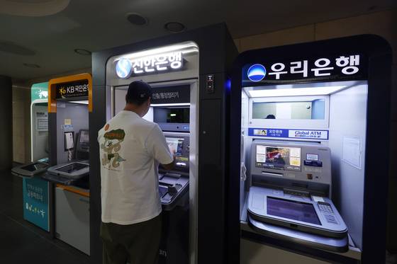지난 2일 서울 시내에 설치된 은행 ATM 기기. 연합뉴스