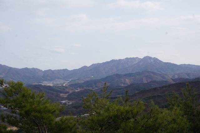 정상 남쪽 풍경. 가장 높은 산이 횡성 경계의 오음산이다.&nbsp;