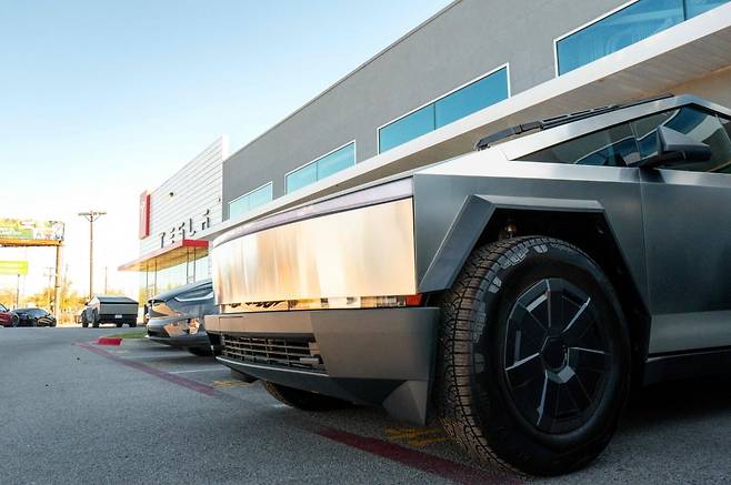 20일(현지시간) 미국 텍사스주 오스틴 한 테슬라 매장 앞에 사이버트럭이 주차돼있다. AFP