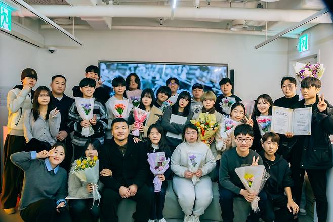 소울브릿지학교 졸업생들이 지난 1월 서울 성동구 학교에서 열린 졸업식에서 찍은 단체 사진. 소울브릿지학교 제공