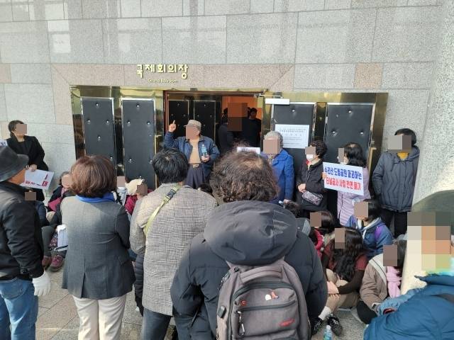 21일 군포문호예술회관 국제회의장 앞에서 주민들이 시흥~수원 고속화도로 민간투자사업 전략영향평가서 주민설명회에 반대하며 점거 농성하고 있다. 윤덕흥기자