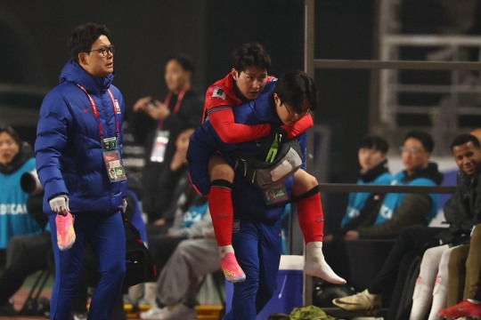 업혀 나가는 이강인. 사진[연합뉴스]