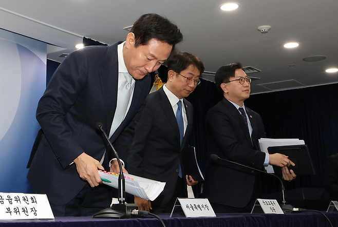 오세훈 서울시장(좌)과 박상우 국토교통부 장관이 지난 19일 서울 종로구 정부서울청사에서 주택시장 안정화 방안 브리핑을 마치고 고개 숙여 인사하고 있다. [사진 = 뉴스1]