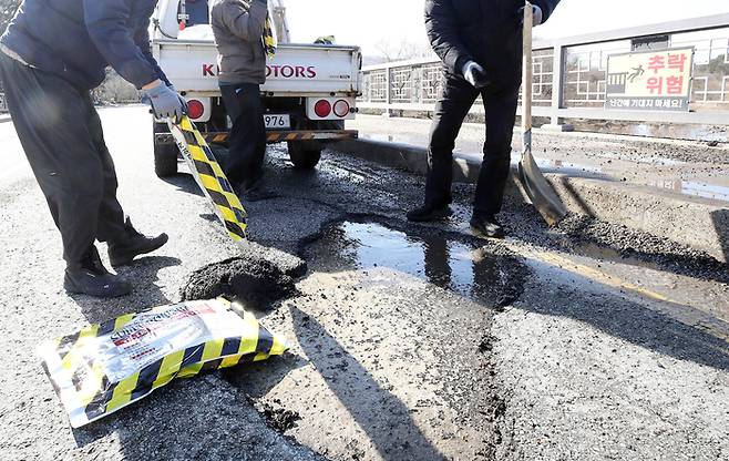 포트홀 복구하는 작업반. 기사와 직접 관련 없음. [사진출처 = 뉴스 1]