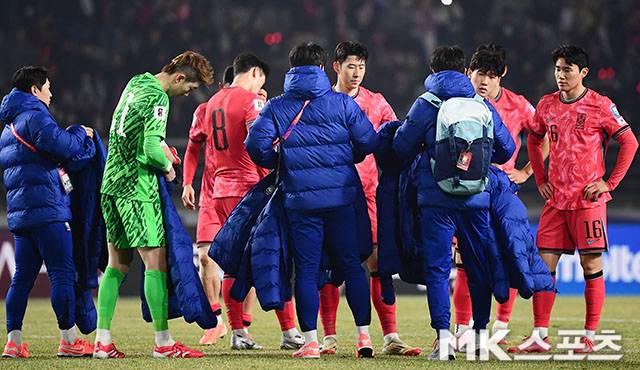 무승부에 아쉬워 하는 태극전사들. 사진=김영구 기자