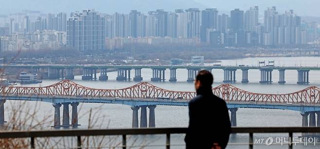 [서울=뉴시스] 김금보 기자 = 지난달 서울 아파트 거래량이 반년 만에 5000건을 넘기는 등 토지거래허가구역 해제 이후 서울 잠실·삼성·대치·청담동에서 신고가 거래가 속출했다.  서울부동산정보광장에 따르면 2월 서울 아파트 매매 신고 건수는 이날 기준 5171건으로, 작년 8월(6537건) 이후 가장 높은 수치를 기록했다.  사진은 17일 서울시내 아파트 밀집지역. 2025.03.17. kgb@newsis.com /사진=김금보