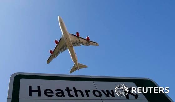 항공기가 히드로 공항 상공을 비행하고 있다. /로이터=뉴스1
