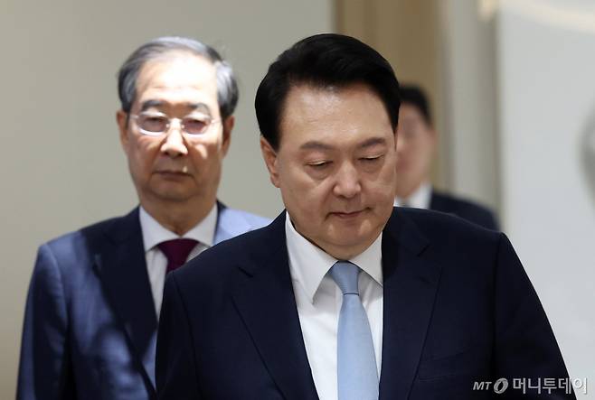 [서울=뉴시스] 전신 기자 = 윤석열 대통령이 16일 서울 용산 대통령실 청사에서 열린 국무회의에 한덕수 국무총리와 함께 입장하고 있다. (대통령실통신사진기자단) 2024.04.16. photo1006@newsis.com /사진=전신