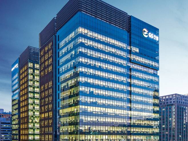 GS건설이 환경을 위한 세계 최대 규모 지구촌 전등 끄기 캠페인 '어스아워 2025'에 동참한다.사진은 서울 종로구 GS건설 본사 사옥 그랑서울 전경. /사진=GS건설