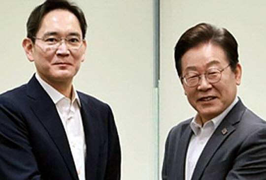 더불어민주당 이재명 대표(오른쪽)가 20일 서울 강남구 멀티캠퍼스 역삼 SSAFY 서울캠퍼스에서 삼성전자 이재용 회장과 악수하고 있다. 연합뉴스