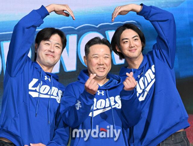 삼성 라이온즈 강민호, 박진만 감독, 구자욱(왼쪽부터)이 20일 오후 서울 잠실 롯데호텔 월드에서 진행된 '2025 프로야구 KBO 미디어데이'에서 포토타임을 갖고 있다.올시즌에는 맞춤형 피치클락 도입, 연장전 이닝 축소(12회→11회), 비디오판독 대상 확대 등 리그의 공정성을 강화하고 박진감 넘치는 경기를 선보이기 위한 다양한 조치들이 이루어 진다. 2025 KBO리그는 22일 오후 2시 잠실, 문학, 수원, 대구, 광주 등 5개 구장에서 일제히 개막한다./잠실 = 송일섭 기자