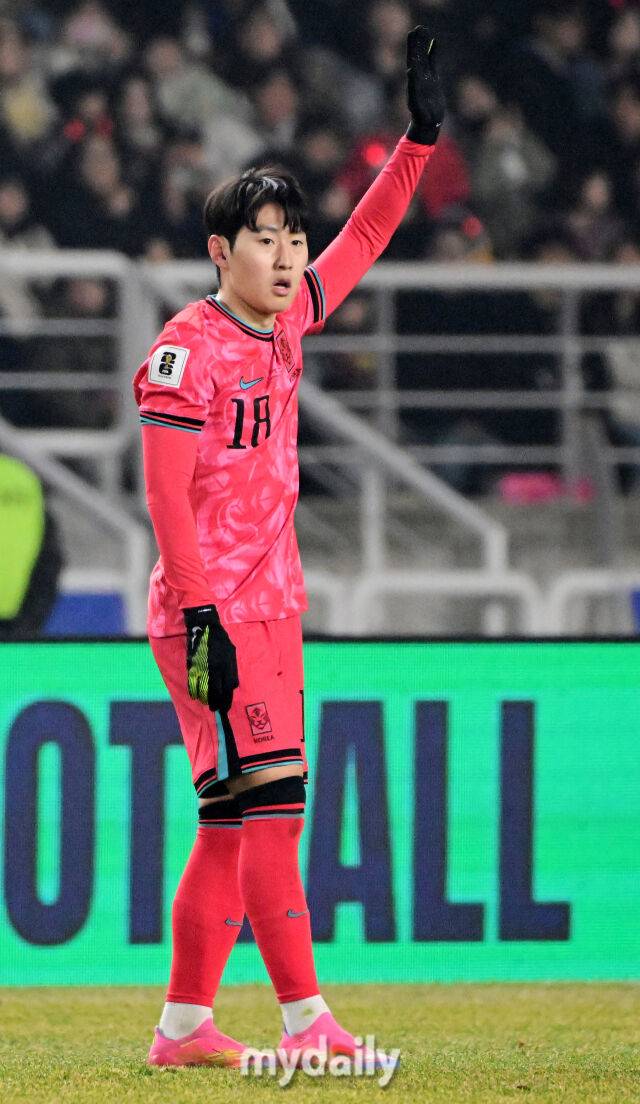 대한민국 축구대표팀 이강인이 20일 오후 경기도 고양종합운동장에서 진행된 '2026 국제축구연맹(FIFA) 북중미 월드컵 아시아지역 최종예선' 오만과의 경기에서 사인을 하고 있다./고양=곽경훈 기자