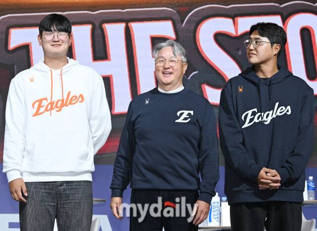 한화 이글스 김서현, 김경문 감독, 채은성(왼족부터)이 20일 오후 서울 잠실 롯데호텔 월드에서 진행된 '2025 프로야구 KBO 미디어데이'에서 포토타임을 갖고 있다.올시즌에는 맞춤형 피치클락 도입, 연장전 이닝 축소(12회→11회), 비디오판독 대상 확대 등 리그의 공정성을 강화하고 박진감 넘치는 경기를 선보이기 위한 다양한 조치들이 이루어 진다. 2025 KBO리그는 22일 오후 2시 잠실, 문학, 수원, 대구, 광주 등 5개 구장에서 일제히 개막한다./마이데일리