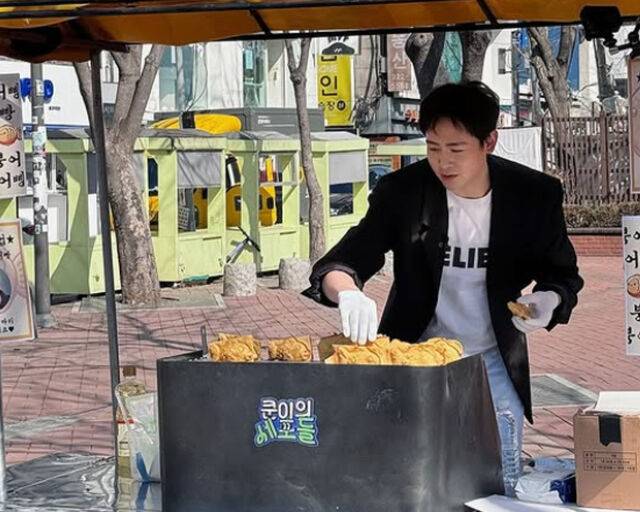 닉쿤이 붕어빵을 팔고 있다. / 닉쿤 SNS 캡처