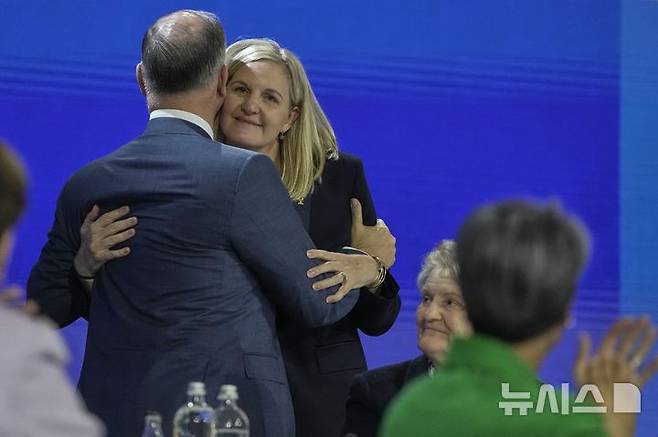 [코스타 나바리노(그리스)=AP/뉴시스] 20일(현지 시간) 그리스 코스타 나바리노에서 열린 제144차 총회에서 제10대 국제올림픽위원회(IOC) 위원장으로 선출된 커스티 코번트리가 축하를 받고 있다. 2025.03.21.