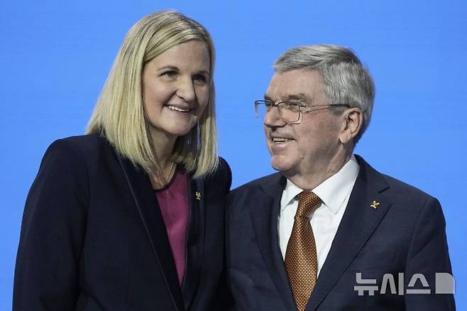 [코스타 나바리노(그리스)=AP/뉴시스] 20일(현지 시간) 그리스 코스타 나바리노에서 열린 제144차 총회에서 제10대 국제올림픽위원회(IOC) 위원장으로 선출된 커스티 코번트리(왼쪽)가 토마스 바흐 IOC 위원장과 대화하고 있다. 2025.03.21.